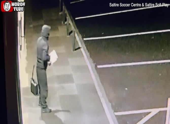 Video :An moron unintentionally sets himself on fire while attempting to burn down an amusement park